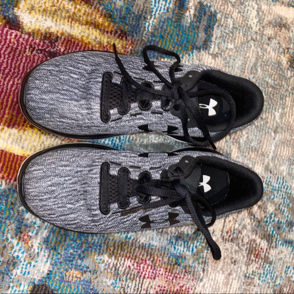 under armour sneakers/tennis shoes